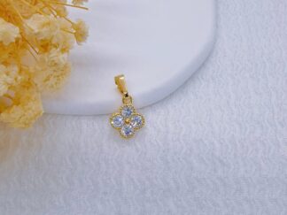 Dije Trébol cristal 
*Oro Laminado